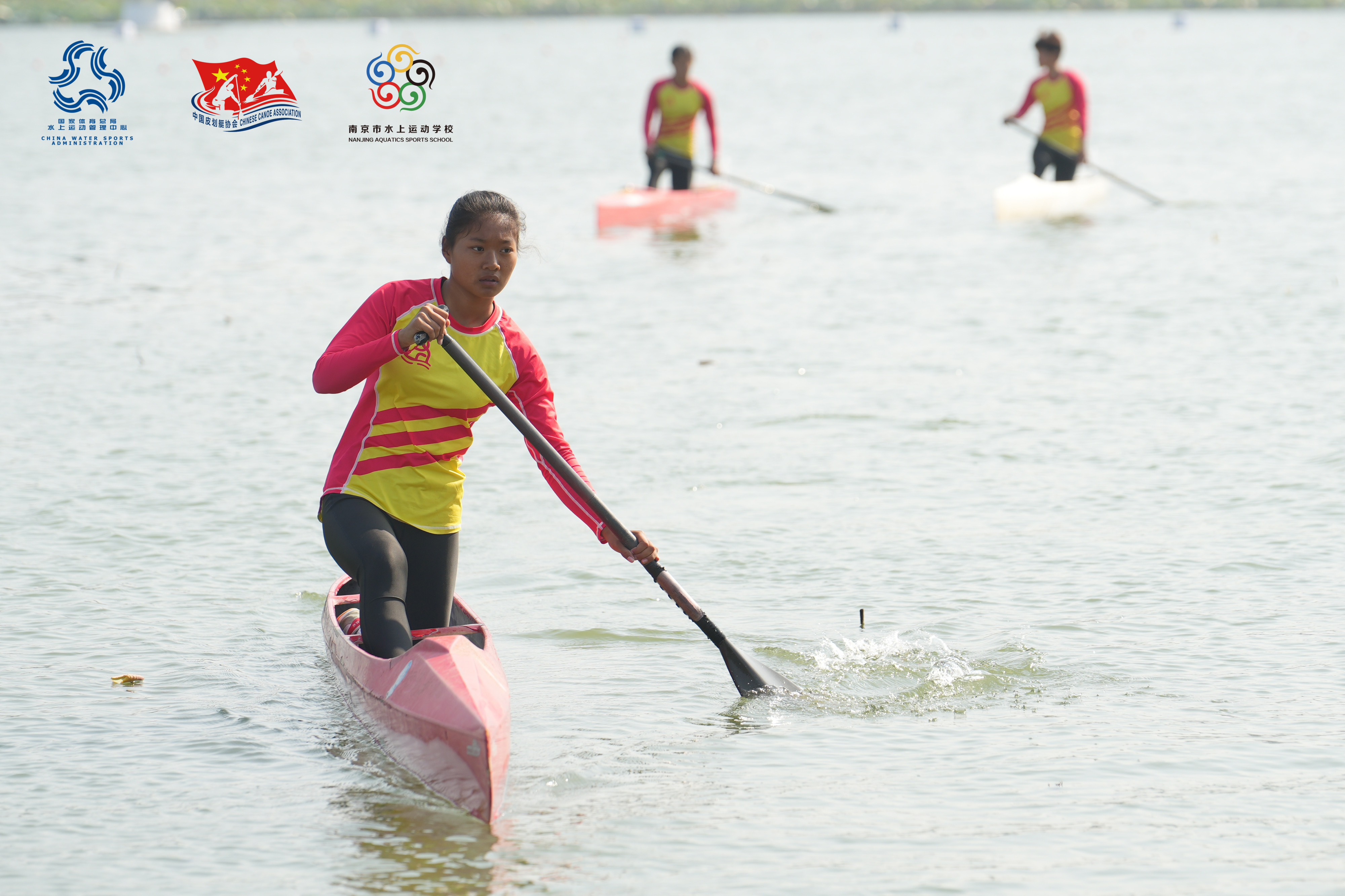 特色水池皮划艇趣味赛，水上运动新体验