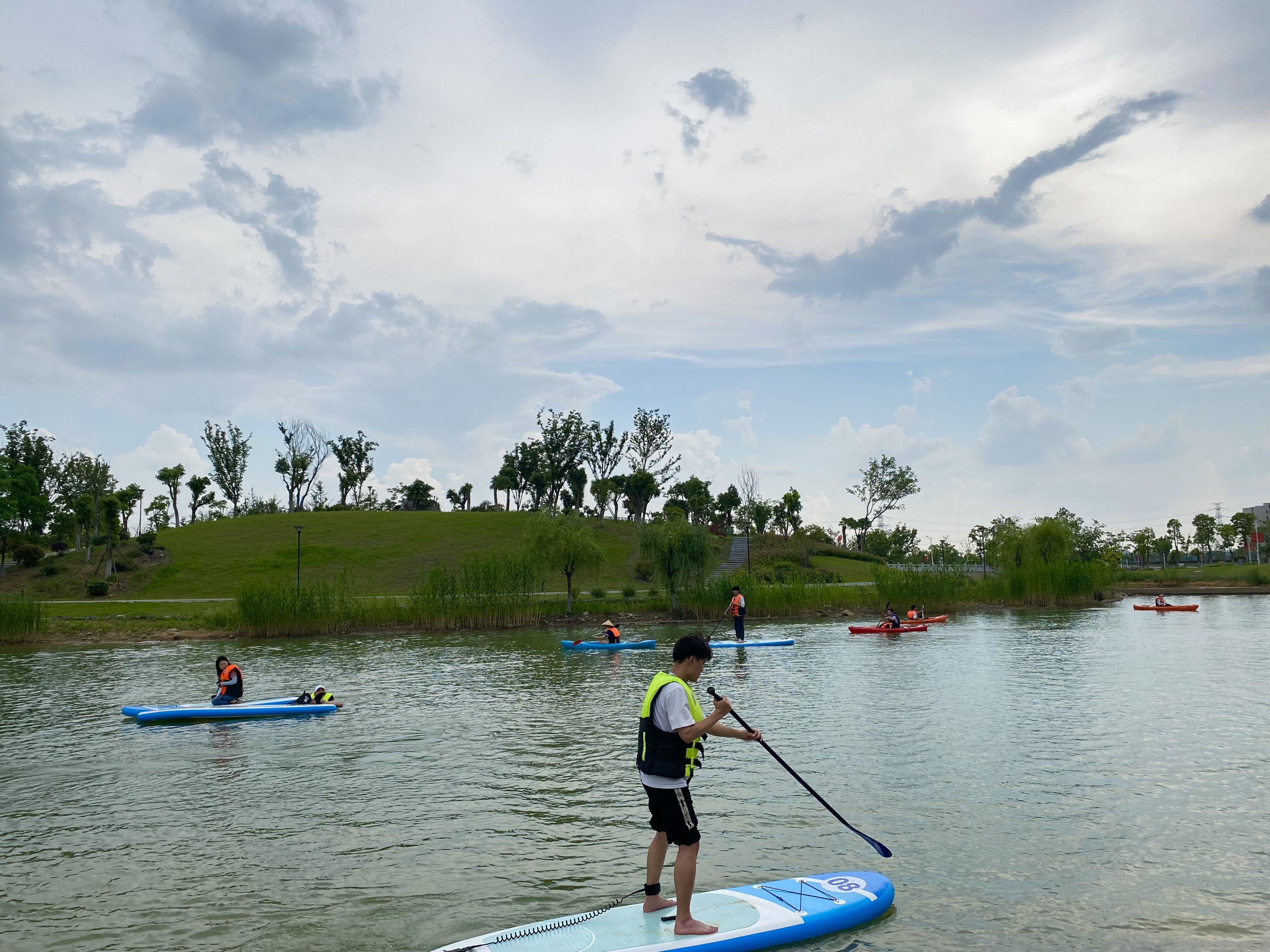 特色水池皮划艇趣味赛,水上运动新体验