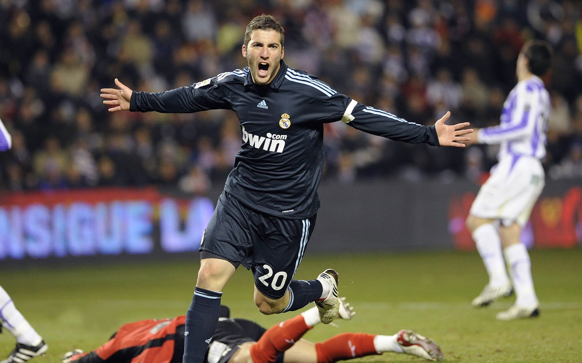 普劳德比赛中段紧咬领先集团，德普劳内受伤