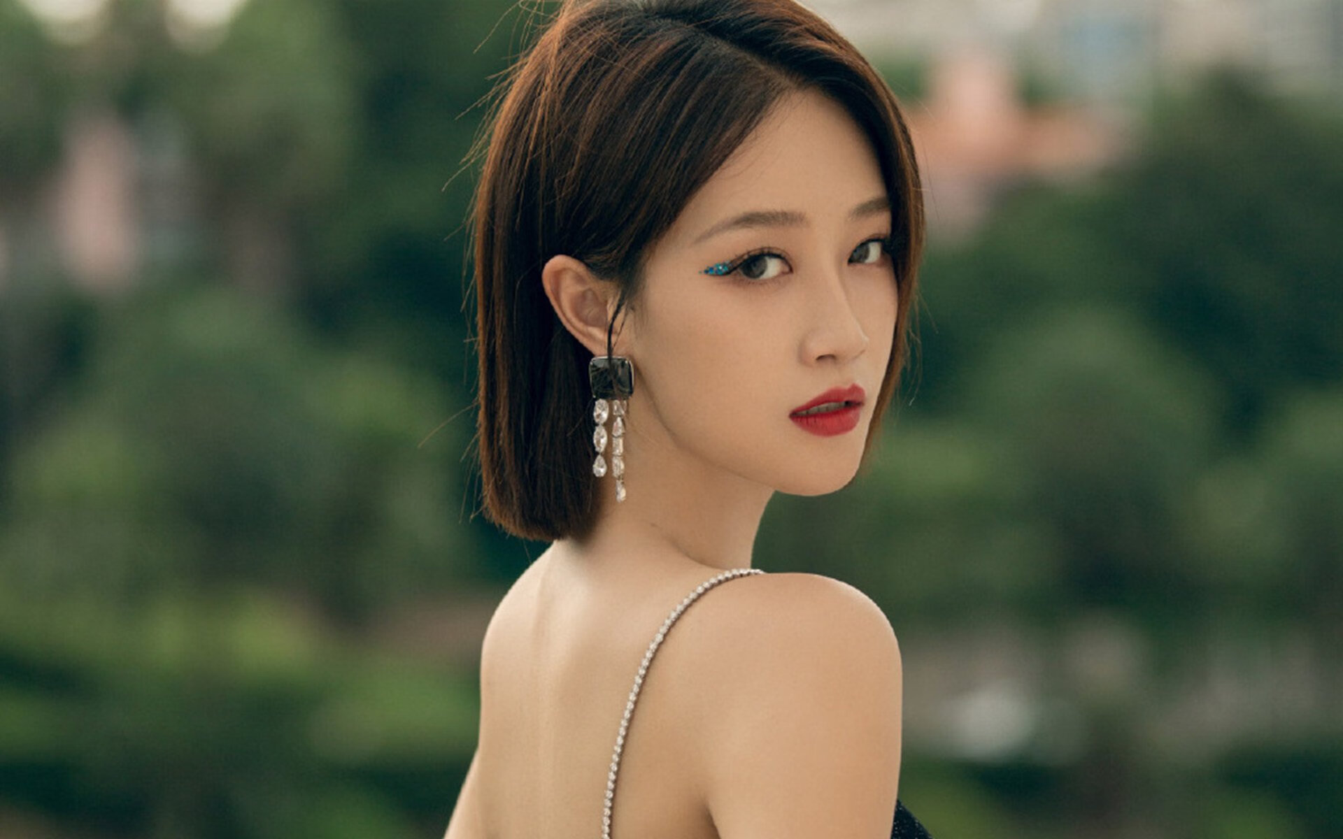 足球运动员的个人品牌管理日益专业化，足球运动员的职业素养